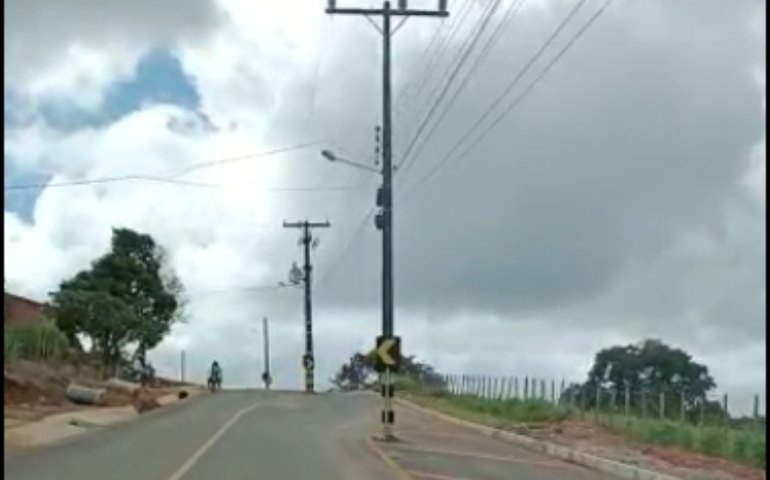 [VÍDEO] Nova estrada que liga Belém a Taquarana tem postes no meio da rodovia