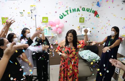 Após seis meses de tratamento, paciente celebra o fim da quimioterapia em Maceió