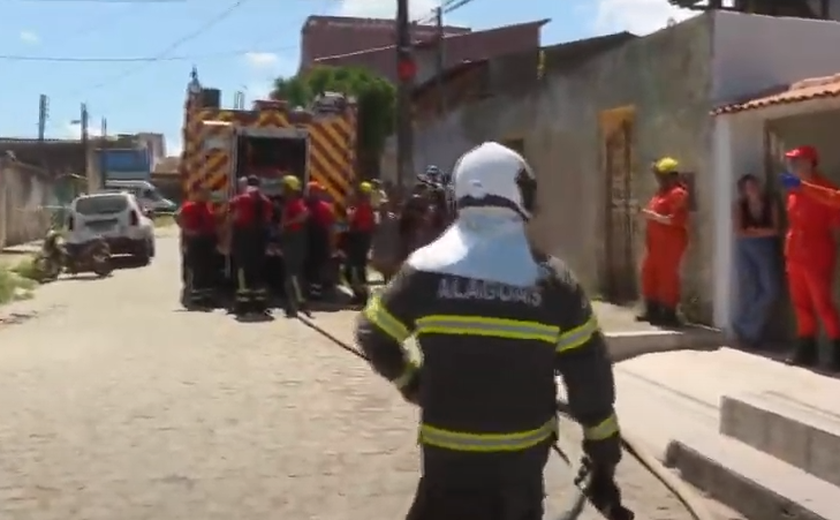 Incêndio de grandes proporções destrói residência no bairro Santa Lúcia, em Maceió