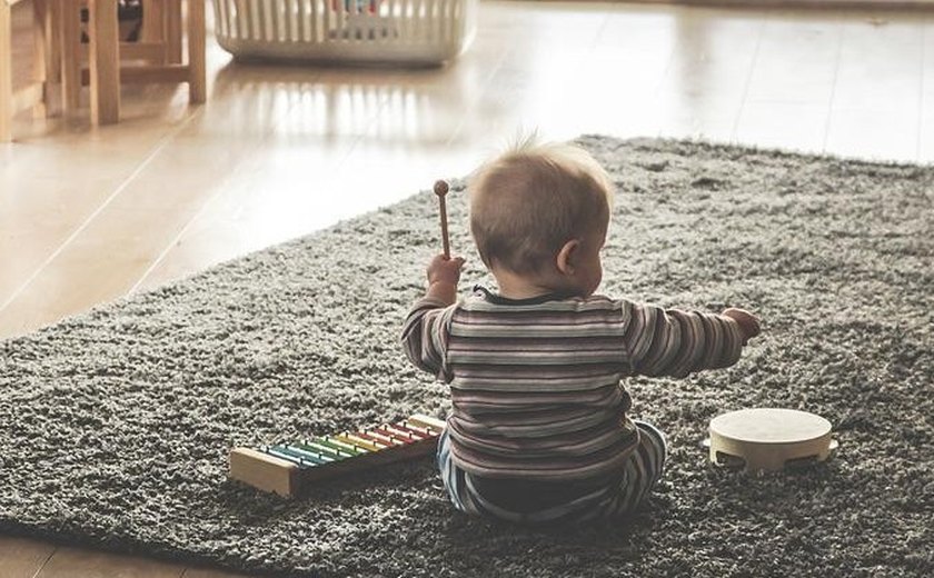 Mulher é presa por abandono de incapaz após ser encontrada desacordada ao lado da filha de 2 anos
