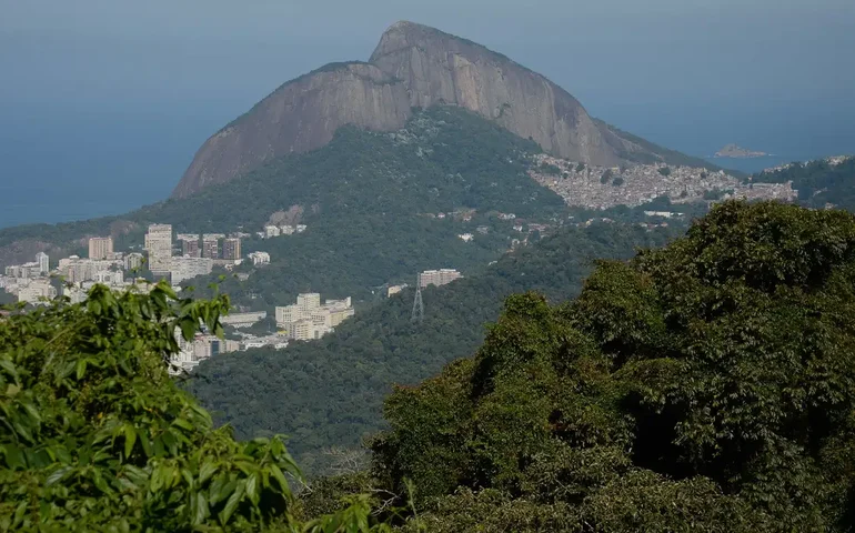 Após turistas ficarem ilhados, Morro Dois Irmãos volta a lotar no nascer do sol