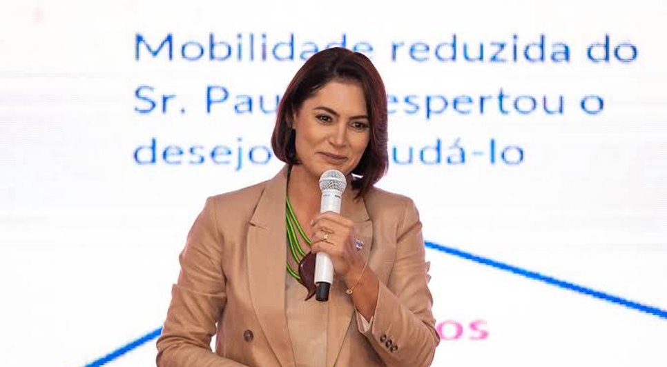 Michelle Bolsonaro mudou estratégia de lançamento devido a embates com Flávio