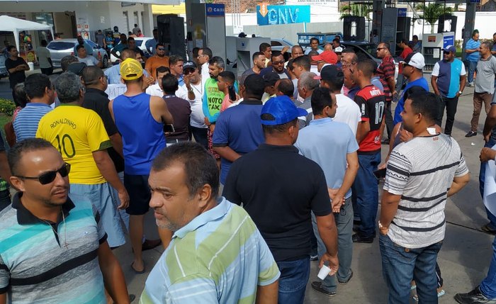 Taxistas realizam protesto