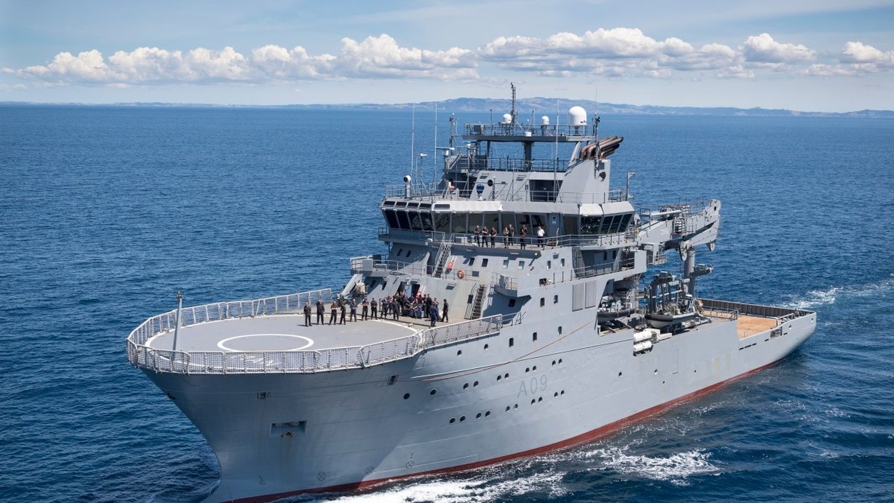 Navio de R$ 345 milhões da Marinha  da Nova Zelândia tomba e afunda com 75 pessoas a bordo em Samoa