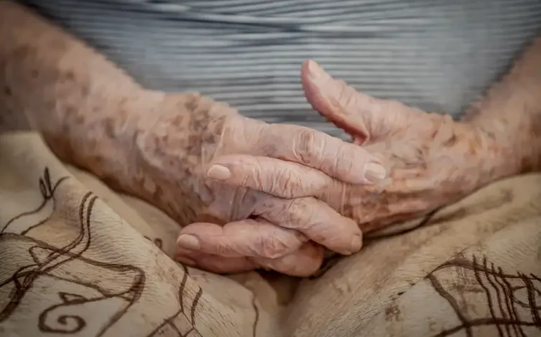 Deixa a vida me levar: 6 celebridades com mais de 50 anos que não escondem as rugas em público