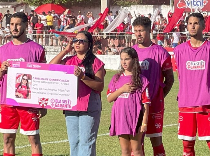 Jogadores do Penedense homenageiam mulheres penedenses com coletes do programa “Ela se Garante”