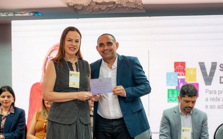 Delegada é homenageada durante seminário sobre proteção à infância e juventude