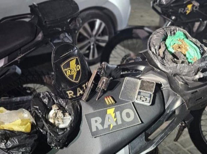 PM prende duas pessoas por tráfico de drogas e posse ilegal de arma em Maceió e Craíbas