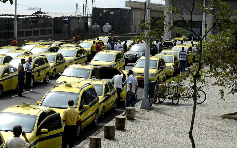 Taxistas do município do Rio podem cobrar bandeira 2 ao longo do dia, a partir desta sexta-feira