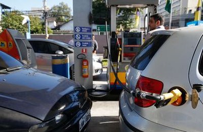 Preço da gasolina sobe em refinarias, mas baixa nos postos, diz ANP