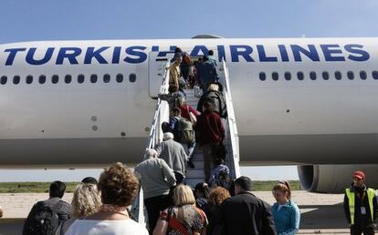 Bagageiro infestado de baratas faz avião retornar a país de origem com as malas dos passageiros