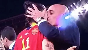 luis-rubiales-deu-beijo-na-boca-da-meia-jenni-hermoso-1840457