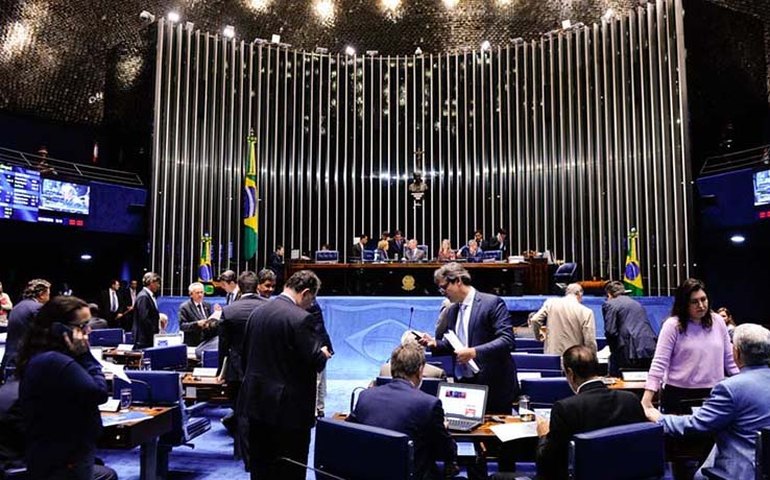 Lindbergh Farias expressa indignação e tristeza com processo contra Dilma