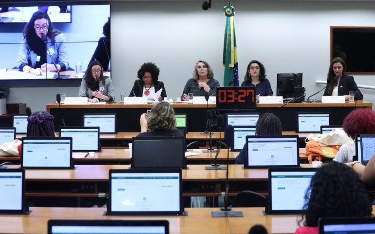 Debatedoras defendem fundo para garantir acesso gratuito a absorventes e aplicação da lei sobre saúde menstrual