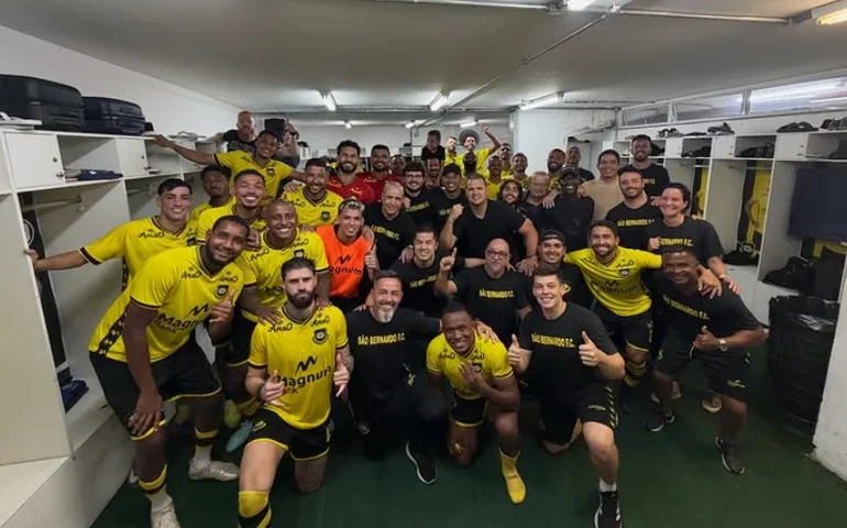 São Bernardo vence Goiás com gol nos acréscimos e conquista a primeira em casa