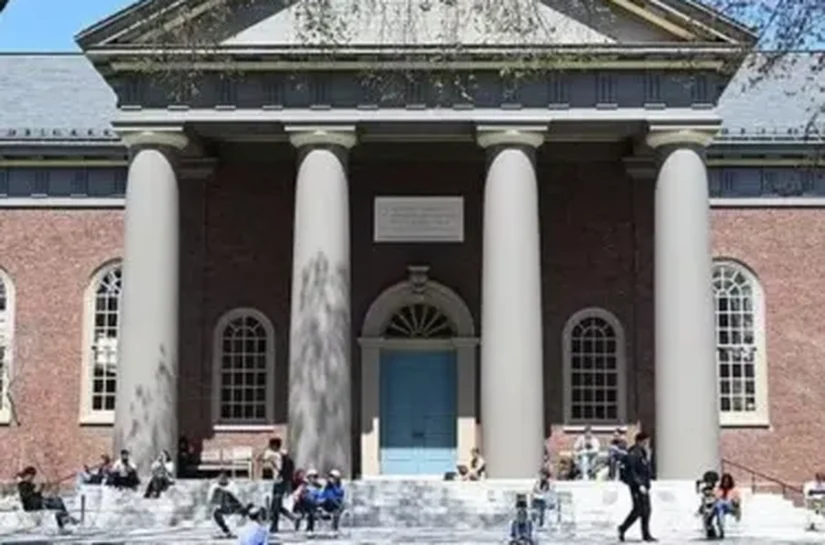 Trump proíbe Harvard de ter estudantes estrangeiros