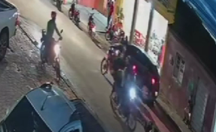 Vítima estava de bicicleta, caiu após colisão com moto e foi atingida na Avenida Muniz Falcão