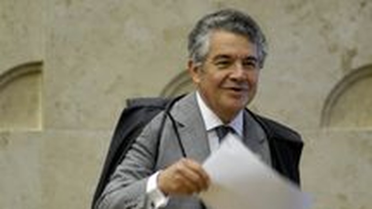 Marco Aurélio suspende corte de salário acima do teto no Congresso