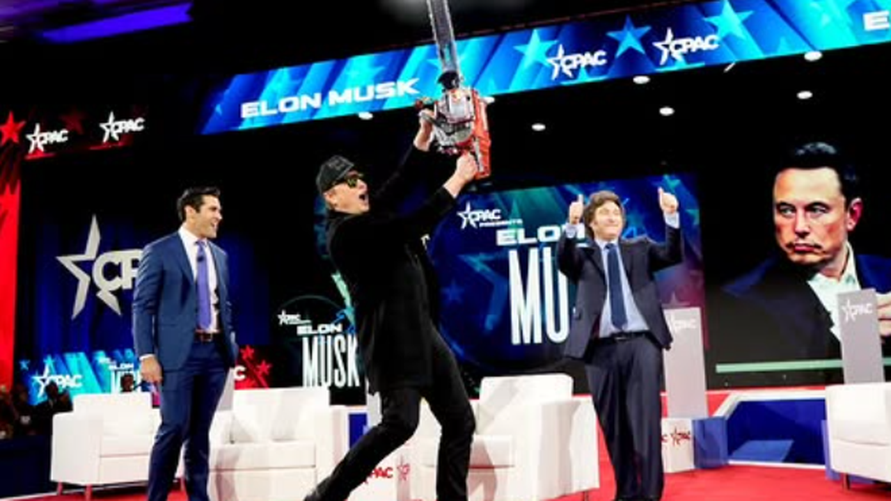 Milei entrega motosserra a Musk em evento nos EUA em meio a escândalo com criptomoeda