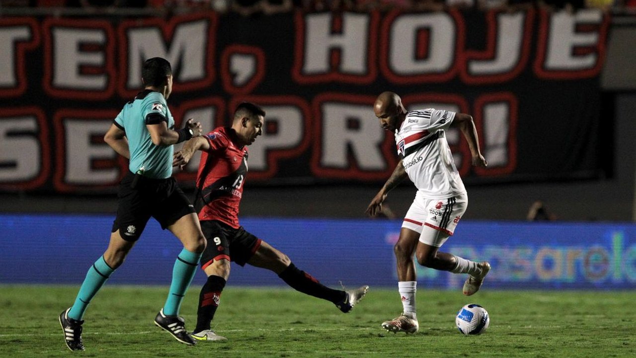São Paulo e Atlético-GO fazem sondagens e atacante Derek pode deixar o Guarani em 2024