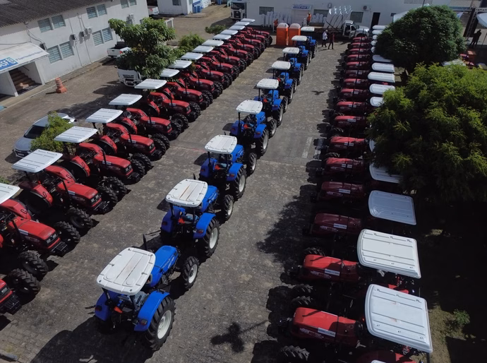 Parceria entre Prefeitura de Penedo e Codevasf beneficia agricultura familiar com mais dois tratores