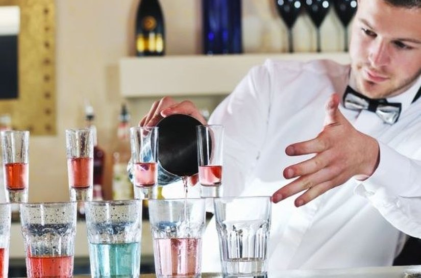 Barman e maître estão entre as mais de 35 vagas disponíveis no Sine Alagoas