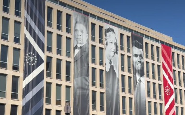 Bandeiras em homenagem a Martin Luther King Jr. e Charlie Kirk são desfraldadas no Departamento de Educação em Washington, D.C.
