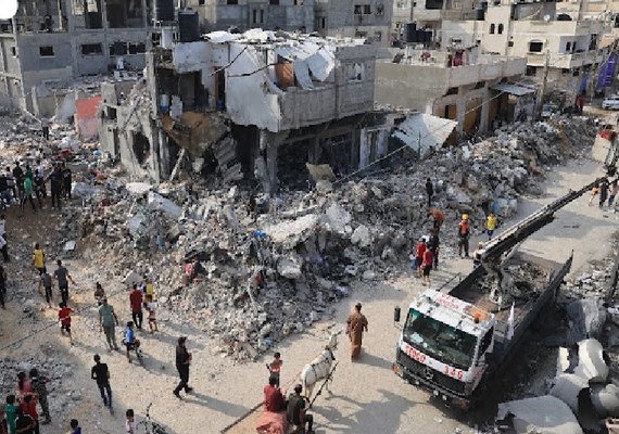 Palestinos deixam o norte de Gaza após Israel ordenar que saiam da região