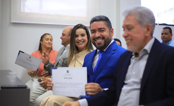 João Victor, em cerimônia de diplomação ao lado da família