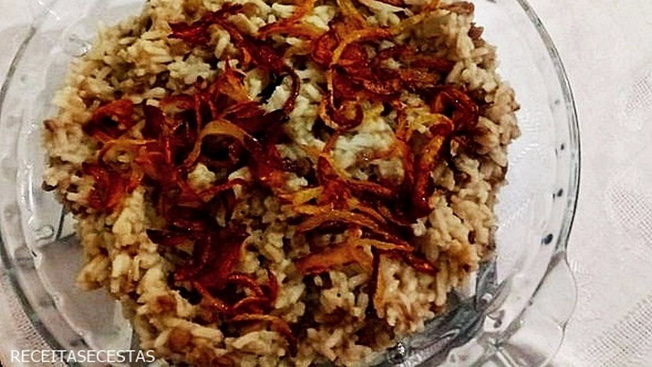 Arroz com lentilhas e cebolas crocantes