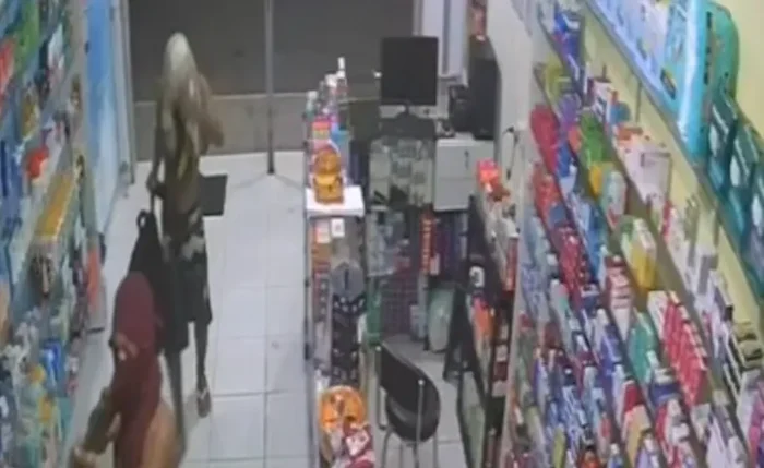 Câmeras de segurança registraram o momento do assalto à farmácia