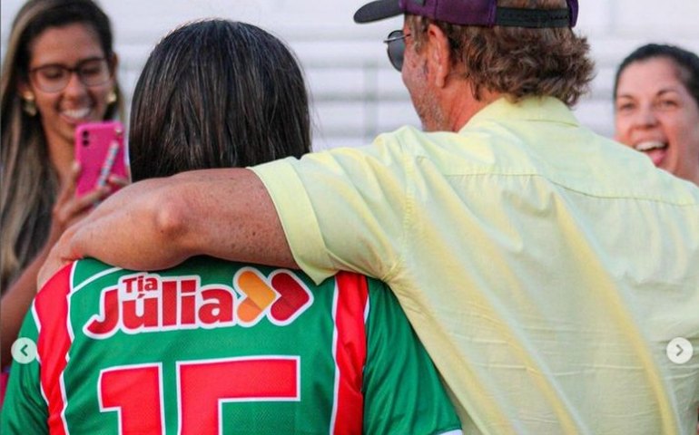 'Tia Julia', pré-candidata pelo MDB, visita o CSE e vira mascote do clube para 2024