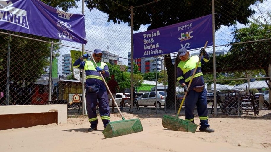 Prefeitura intensifica limpeza de quadras de areia em Maceió