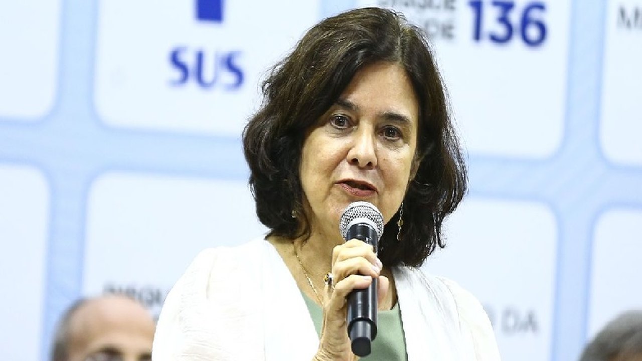 Mais Médicos será retomado com incentivo a profissionais do Brasil, diz ministra