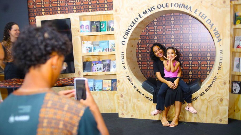 Estande da Secult encanta visitantes da Bienal com homenagem às raízes afro-brasileiras e alagoanas