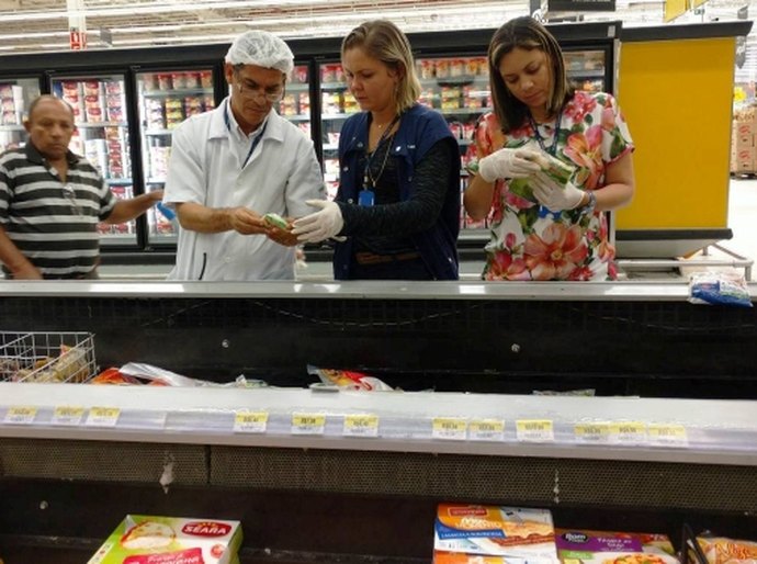 Procon Alagoas fiscaliza e autua supermercados na capital