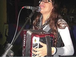 Alice Maciel e seu acordeão: louvor para a glória de Deus