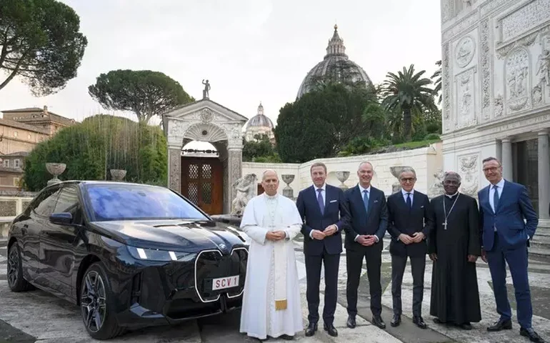 BMW doa carro 'sustentável' a papa Leão XIV