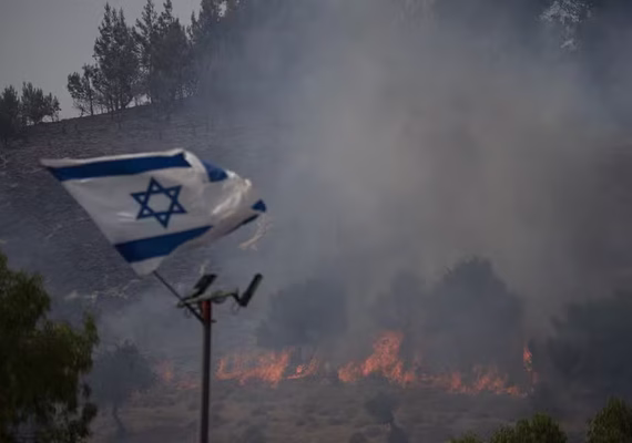 Oito soldados israelenses foram mortos em explosão de veículo blindado no sul de Gaza, diz Exército 