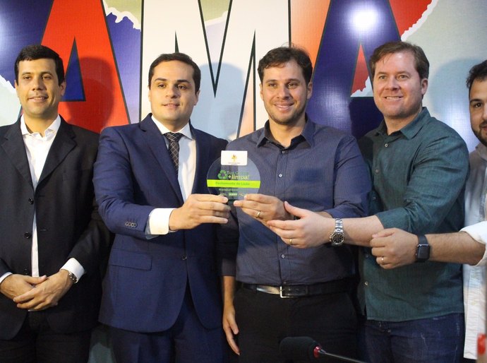 Prefeito Cacau recebe homenagem por encerrar o lixão de Marechal Deodoro