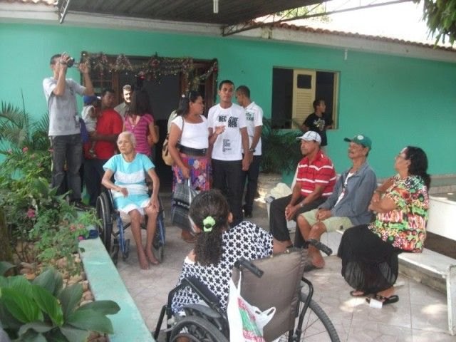 Rapaziada levou presentes aos velhinhos do Leal