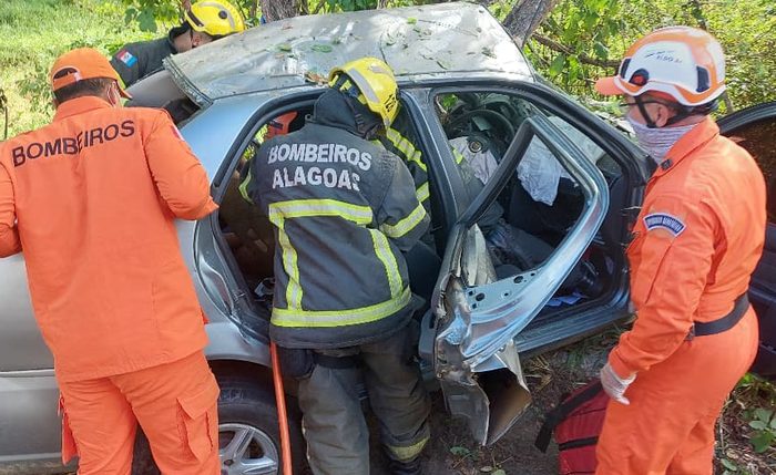 Bombeiros atuaram no resgate das vítimas após colisão com árvore na BR-104, em Murici