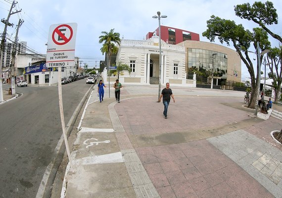 Praça Deodoro passa a ter ponto de parada para ônibus escolares e de turismo