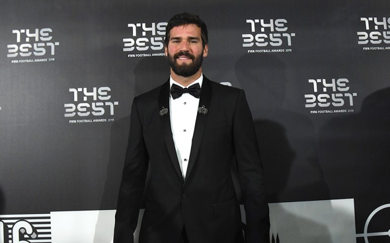 Campeão inglês, Alisson busca o bi no prêmio de melhor goleiro do mundo pela Fifa