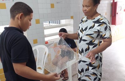Estudantes aprendem bordado filé em sala de aula de escola do Pontal