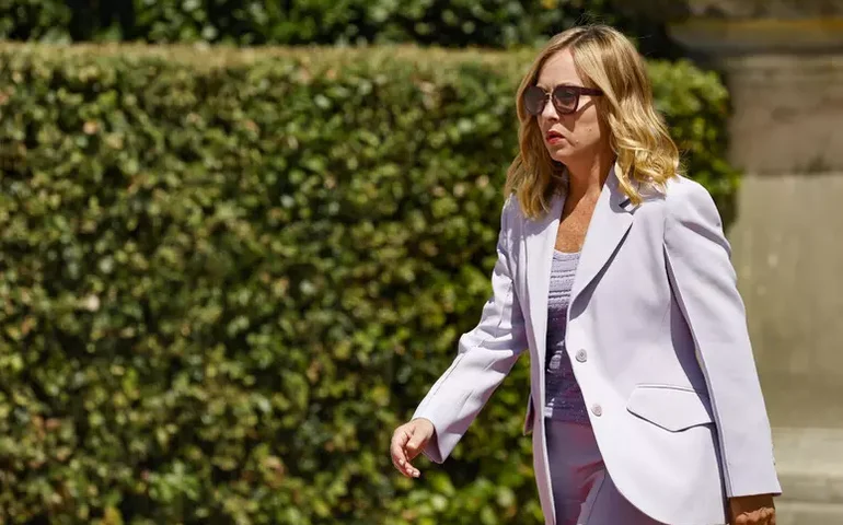 Meloni diz estar 'indignada' após ser alvo de site sexista