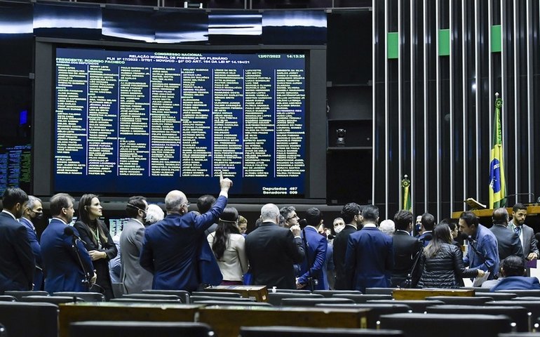 Governo ganha poder para doar de cesta básica a trator na campanha eleitoral