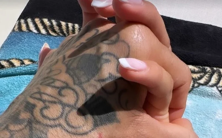 Daniel Alves pediu para que Joana Sanz postasse foto de mãos dadas, diz jornal