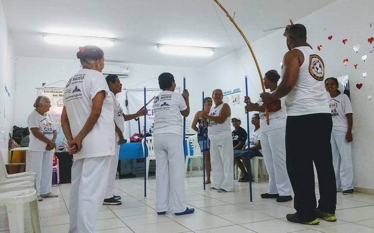 Educador social recebe premiação por projeto de capoeira realizado com idosas