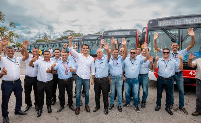 JHC participa da entrega de ônibus geladões, após ter anunciado esta semana o reajuste nas passagens JHC participa da entrega de ônibus geladões, após ter anunciado esta semana o reajuste nas passagens